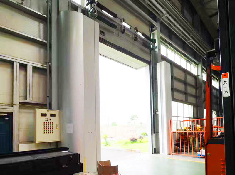 康平工業(yè)級(jí)大門(mén)空氣幕應(yīng)用武漢北車(chē)組裝車(chē)間
